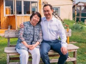 Глава Якутии поздравил маму с днем рождения