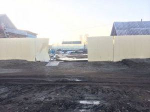 В Якутии мужчины протаранили ворота экс-бутлегера