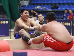 Мас-рестлеры Эрчим Баппагай и Валерий Никаноров впервые завоевали титулы абсолютных чемпионов Якутии