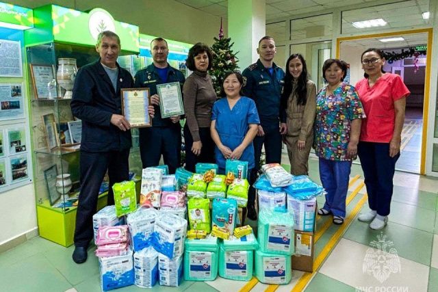 Сотрудники МЧС Якутии поздравили малышей с наступающим Новым годом