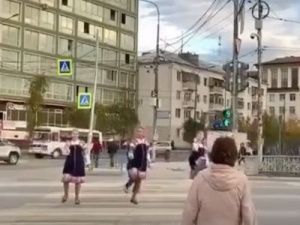 Танец на пешеходном переходе в Якутске поделил горожан на два лагеря