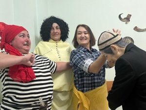 Работники якутского НПЦ «Фтизиатрия» примерили на себя образы любимых артистов