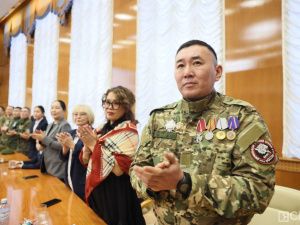 Зампред правительства России Юрий Трутнев вручил госнаграды военнослужащим и добровольцам Якутии