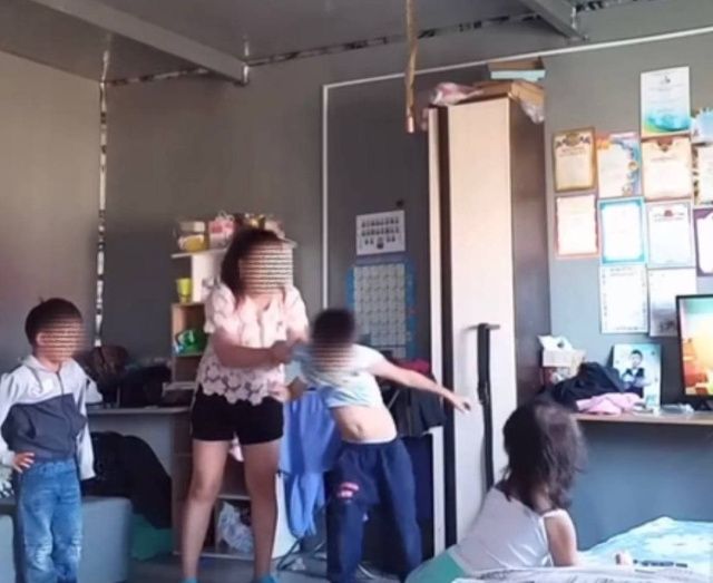 Мать жестоко избила сына в прямом эфире. Прокуратура провела проверку