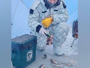 Айсен Николаев на подледной рыбалке с земляками
