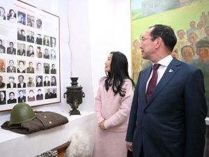 Айсен Николаев посетил музей имени Федора Попова