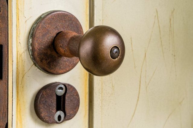 Кот в трещине и труп в запертой квартире: хроника одного дня Службы спасения Якутии