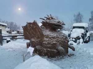 Брат навозного скульптора из Якутии вместо него вылепил фигуру дракона 