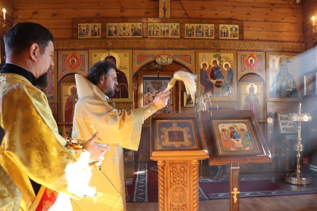 С верой в душе: Якутская Епархия по инициативе УФСИН передала участникам специальной военной операции иконы Святой Троицы и Божией Матери «Умиление Градоякутская»