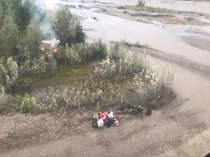 13 человек эвакуировали из затонувшей машины в Момском районе Якутии