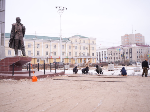 Владислав Слепцов поручил подрядчику ускорить темпы работ по ремонту площади Орджоникидзе