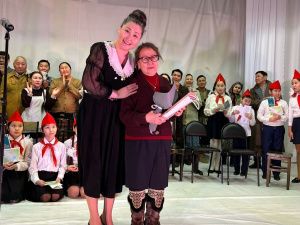 ТЮЗ открыл Год педагога и наставника спектаклем «Дивная пора» («Дьикти саас»), поставленным по школьной программе