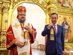 Айсен Николаев принял участие во встрече Благодатного Огня и в церемонии освящения колоколов Храма Всех Святых