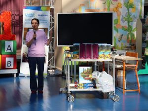 Волонтеры АЭБ подарили сертификаты первоклассникам в книжный магазин