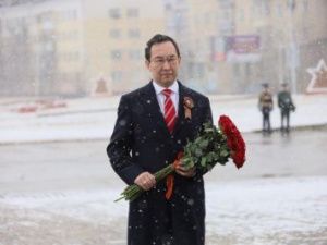 Айсен Николаев возложил цветы к монументу «Воинам-победителям»