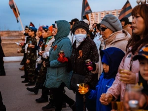 В патриотической акции «Свеча памяти» якутяне выложили из горящих свечей слово «ПОМНИМ» 