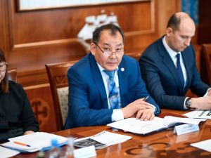 Айсен Николаев провел совещание по вопросам развития сельского хозяйства