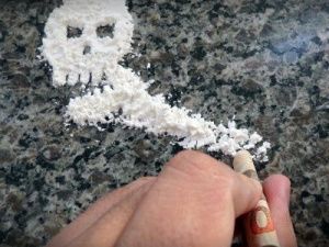 В Якутске мужчина нашел на земле сверток с крупной партией наркотиков