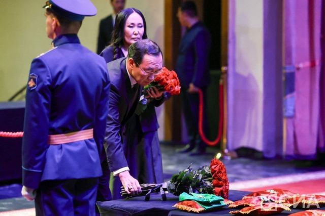 Фото: в Якутске прощаются с Михаилом Николаевым