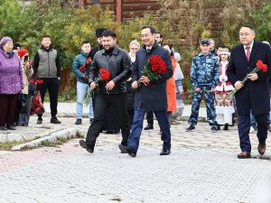 Айсен Николаев возложил цветы к памятнику основателя Якутска