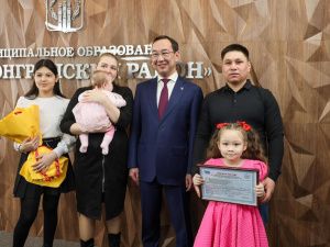 Айсен Николаев вручил жилищные сертификаты молодым семьям из Нерюнгри