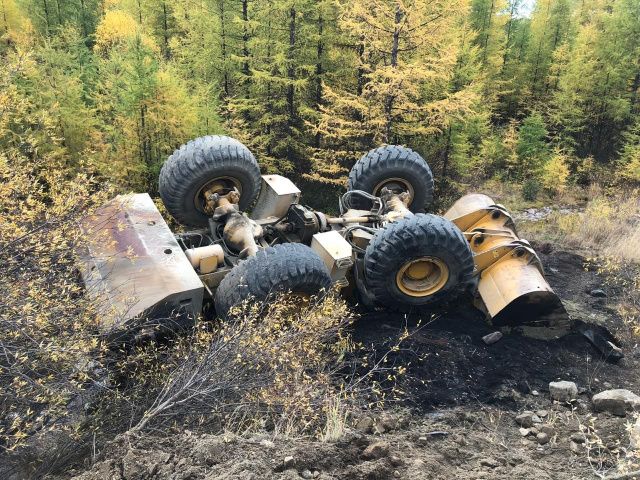 В Якутии перевернулся погрузчик