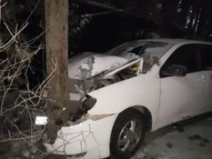 В Якутске автомобиль съехал с дороги и врезался в дерево