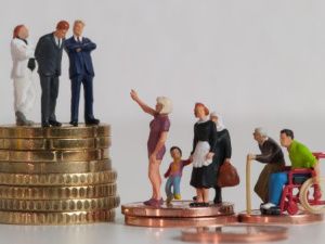 Мы уже давно живем как будто в двух параллельных мирах, или Почему социальное недовольство будет расти