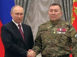 Председатель Гордумы поздравил Александра Колесова со званием Героя России