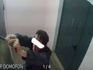В Якутске мужчина с монтировкой пытался выломать дверь в подъезде многоквартирного дома