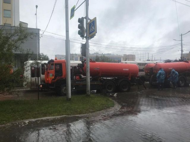 После дождя. Коммунальщики откачивают воду с улиц Якутска