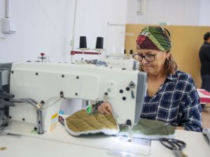 В «Хоту тент» шьют спальные мешки для мобилизованных