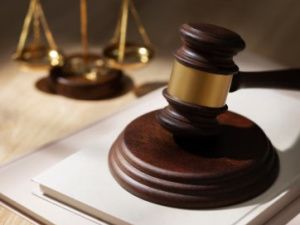 В Якутии мужчина, пытаясь остановить драку в баре, переломал ребра двум людям и оказался на скамье подсудимых