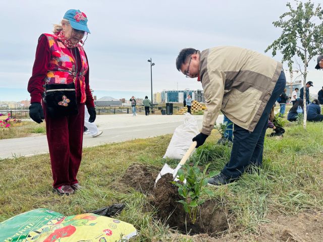 В Якутске в ходе акции «Сирень Победы» высадили 80 кустов сирени