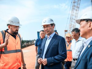 Глава Якутии ознакомился с ходом строительства мостового перехода через реку Марха