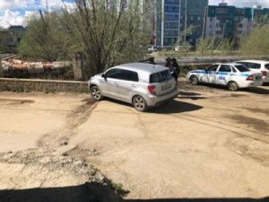 Жительница Якутска во дворе дома перепутала газ и тормоз