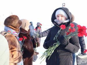 Якутяне возложили цветы к мемориальной плите «Город-герой Сталинград»