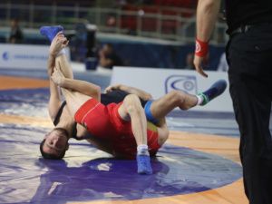 Тринадцать борцов из Якутии прорвались в полуфинал Коркинского турнира