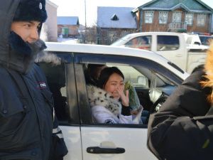 Инспекторы ГИБДД подарили цветы автолюбительницам Усть-Неры