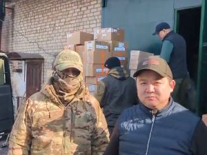 Первыми подарки Ил Дархана на передовой получили бойцы 155–й бригады морской пехоты 