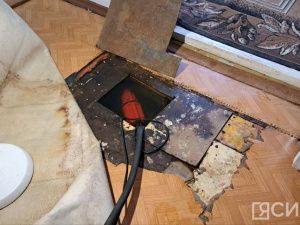 Фото и видео: после публикации ЯСИА в затопленный дом в Якутске выехала межведомственная комиссия