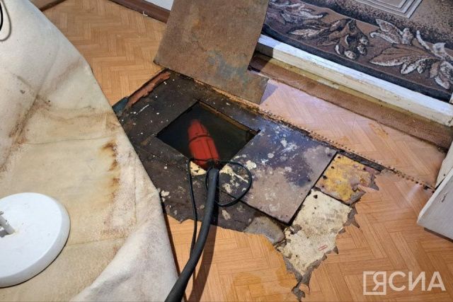 Фото и видео: после публикации ЯСИА в затопленный дом в Якутске выехала межведомственная комиссия