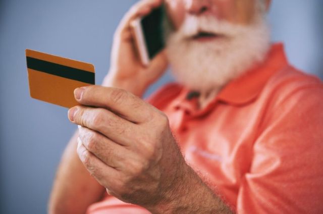 В Якутске пенсионер перевел мошенникам более 3,2 млн рублей