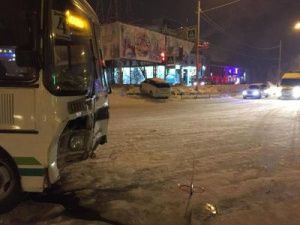 В Якутске водитель не уступил дорогу автобусу. В ДТП пострадал подросток