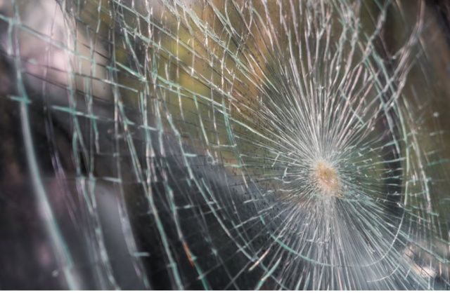 Жительница Якутска выбросила с балкона банку с окурками и повредила припаркованный во дворе автомобиль