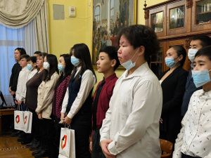 В Якутске юным горожанам торжественно вручили паспорта ко Дню Конституции РФ