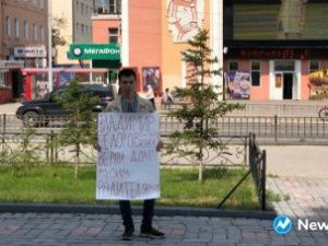 Фотофакт: молодой человек снова вышел на одиночный пикет против первого заммэра Владимира Федорова