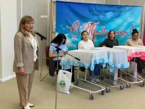 В Якутске состоялась торжественная выписка родившихся в день города младенцев