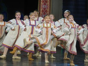 Ансамбль «Сюрприз» представил программу «Узоры единства»