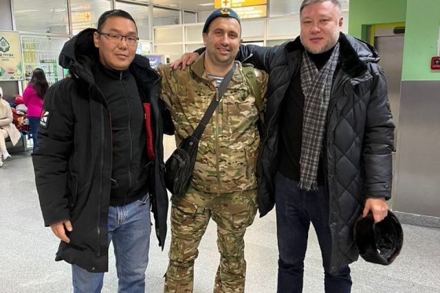 В аэропорту Якутска встретили участника СВО, приехавшего в отпуск